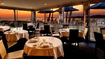 2 restauranter, lunsj og middag serveres, italienske retter