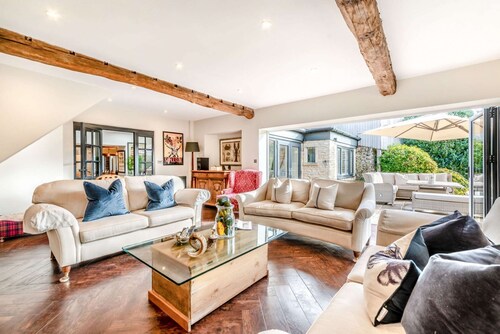 Six bed Cotswold Holiday Home - Cross Keys Cottage