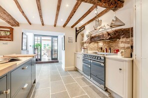 Fridge, microwave, oven, dishwasher - Six bed Cotswold Holiday Home - Cross Keys Cottage (Stow-on-the-Wold)