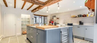 Six bed Cotswold Holiday Home - Cross Keys Cottage