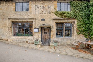 Exterior detail - Six bed Cotswold Holiday Home - Cross Keys Cottage (Stow-on-the-Wold)