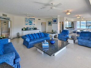 Luxury Apartment | Living area - Yacht Harbour Tower 5 (Whitsundays)