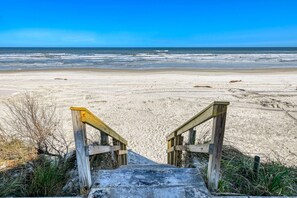 Accommodatie ligt op het strand, strandlakens, surfen