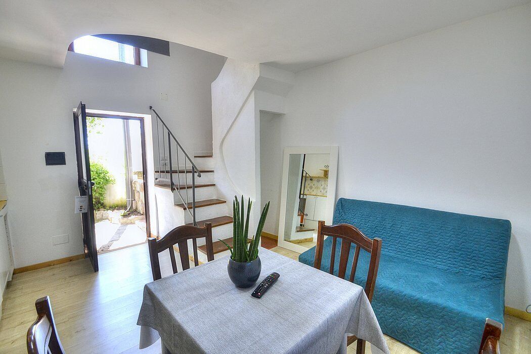 Casa Spirea L: A Characteristic And Welcoming Apartment Situated In A Quiet Location, A Few Minutes From The Town Center, With Free Wi-fi. - 卡普里