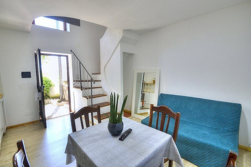 Casa Spirea L: A Characteristic And Welcoming Apartment Situated In A Quiet Location, A Few Minutes From The Town Center, With Free Wi-fi. - 卡普里