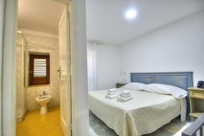Escritorio, tabla de planchar con plancha, wifi gratis y ropa de cama 