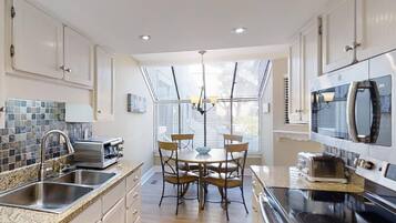 Réfrigérateur, micro-ondes, lave-vaisselle, cafetiÚre/bouilloire