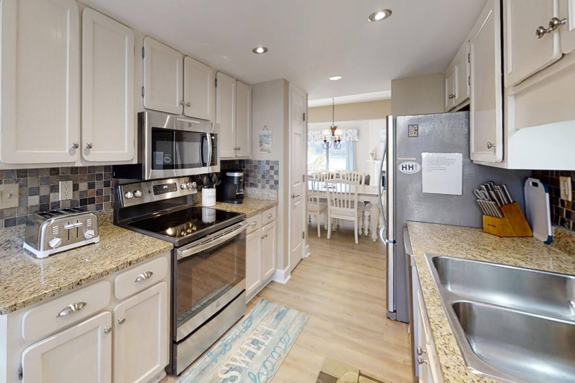 Réfrigérateur, micro-ondes, lave-vaisselle, cafetière/bouilloire