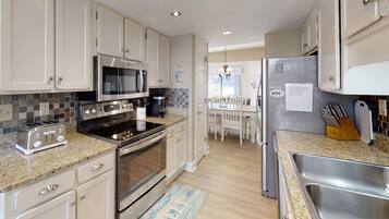 Réfrigérateur, micro-ondes, lave-vaisselle, cafetière/bouilloire