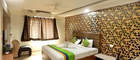 Standard Double or Twin Room | Desk, laptop workspace, iron/ironing board, free WiFi
