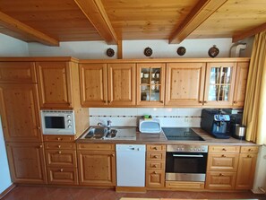 ثلاجة، ميكروويف، فرن، موقد طهي مسطح