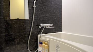 Elite Villa | Bathroom | Combined shower/tub, rainfall showerhead, free toiletries, hair dryer