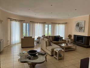 Smart TV, chimenea, tenis de mesa y libros 