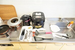 Großer Kühlschrank, Mikrowelle, Herdplatte, Wasserkocher