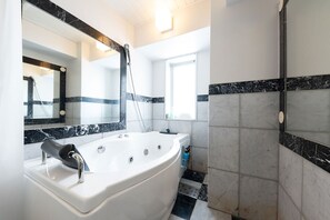Tina con regadera, amenidades de baño gratuitas, pantuflas, bidet 