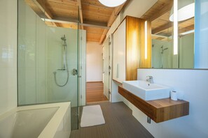 Bathtub, hair dryer, towels, soap - Villa Verdot – Exclusive Holiday Home with Heated Pool, Playground & BBQ Terrace (Bergvliet)