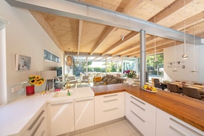 Interior - Villa Verdot – Exclusive Holiday Home with Heated Pool, Playground & BBQ Terrace (Bergvliet)