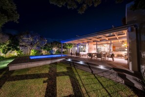 Outdoor pool, a heated pool - Villa Verdot – Exclusive Holiday Home with Heated Pool, Playground & BBQ Terrace (Bergvliet)