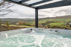 Un bain à remous avec vue sur un paysage rural.