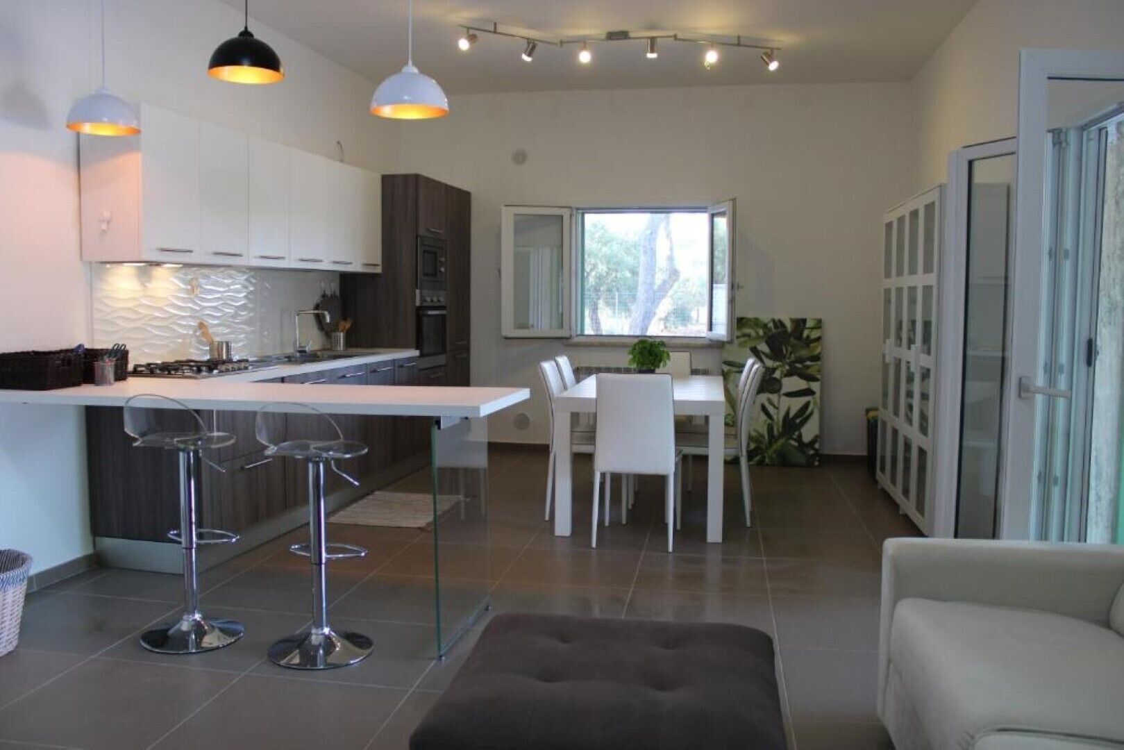 Frigorifero, microonde, forno, piano cottura