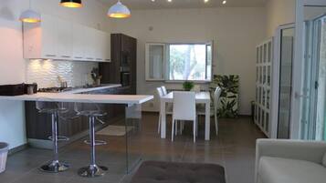 Frigorifero, microonde, forno, piano cottura