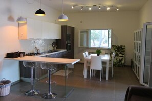 Fridge, microwave, oven, stovetop - Villa Laura Comfort Country House CIN: IT072006C200062758 (Bari)