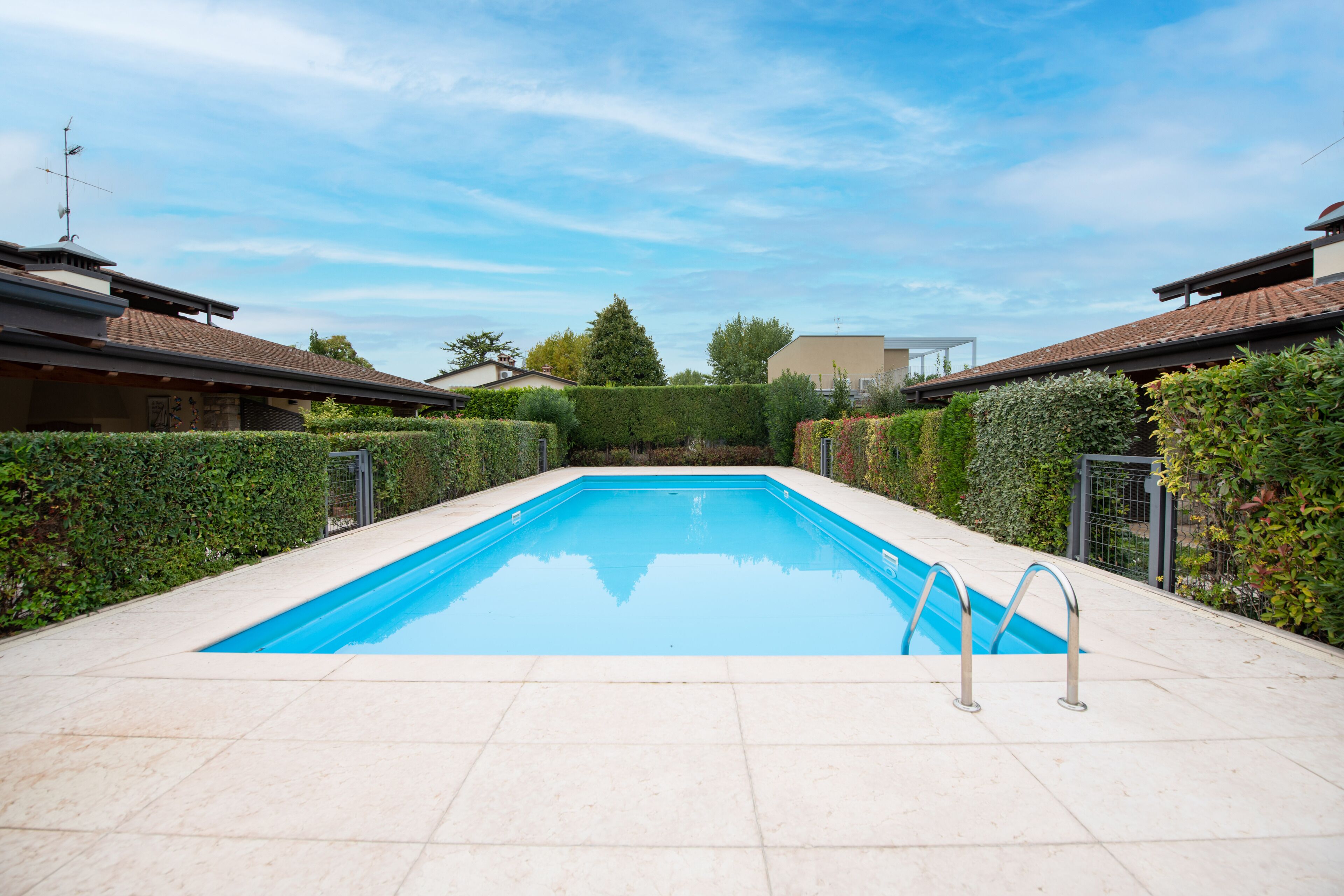 En säsongsöppen utomhuspool