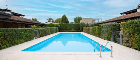 En säsongsöppen utomhuspool