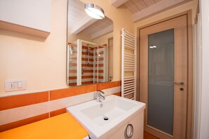 Basic Apartment | Bathroom | Shower, bidet, towels, soap - Casa Belvedere (Manerba del Garda)