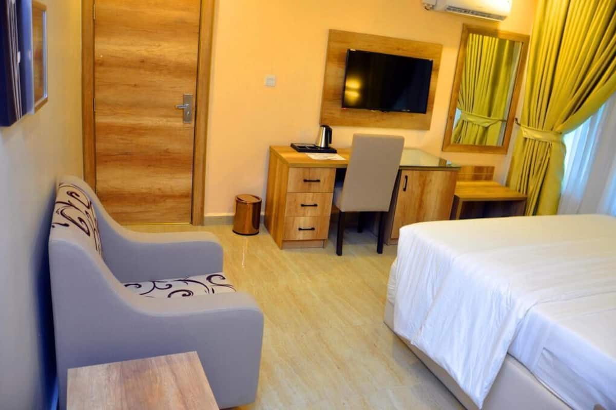 Habitación estándar | Ropa de cama de alta calidad, camas Select Comfort y escritorio