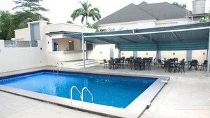 Bar en la piscina