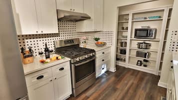 Frigorífic, microones, forn i placa de cuina