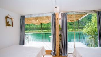 Familiekamer, balkon, uitzicht op rivier | Geluiddichte muren, gratis wifi, beddengoed