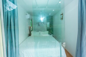 Soundproofing, free WiFi, bed sheets