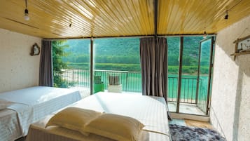 Quadruple Room, River View | Soundproofing, free WiFi, bed sheets