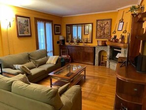 TV, books - Conchita de Benasque House (Huesca)