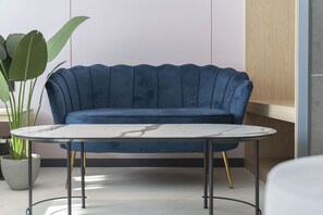 Decoración personalizada, muebles diferentes, escritorio y wifi gratis