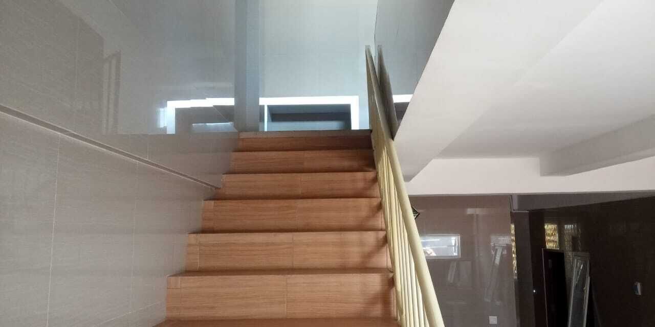 Un escalier avec des marches en bois et une rampe en verre.