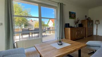 Fernseher, Kamin, Bücher, Stereoanlage