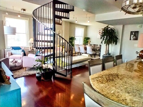 Lush Rooftop Terrace  City views A luxurious stay in  Central Downtown Area
