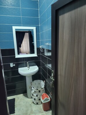 Studio Suite | Bathroom | Towels - Motraf Court (Abuja)