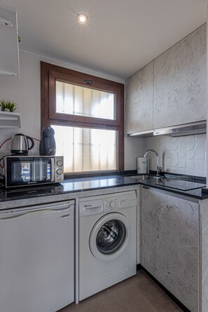 Køleskab, mikrobølgeovn, kaffe-/temaskine