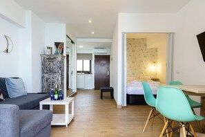 Tabla de planchar con plancha, wifi gratis, ropa de cama