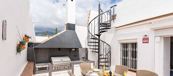 Beautiful views family townhouse steps from the BEACH