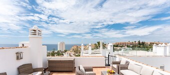 Beautiful views family townhouse steps from the BEACH REF018