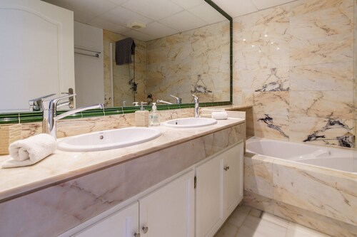 Beautiful views family townhouse steps from the BEACH REF018