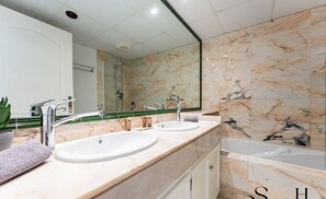 Badewanne, Haartrockner, Handtücher