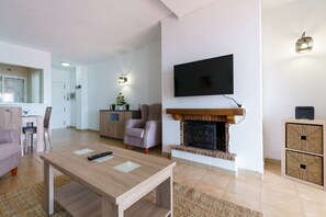 Televisie en een open haard