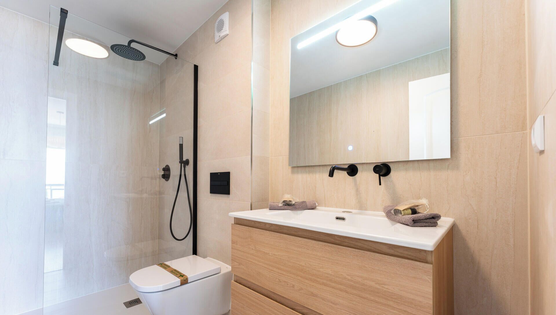 Badewanne, Haartrockner, Handtücher