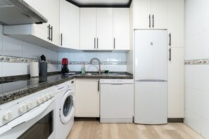 Een koelkast, een magnetron, een oven, een vaatwasser